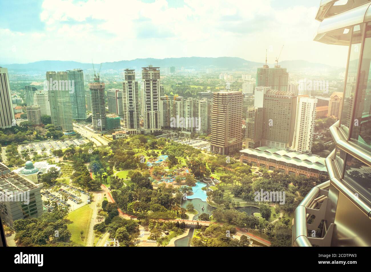 Blick vom Skywalk der Petronas Twin Towers zu Die angrenzenden Wolkenkratzer und Park Stockfoto