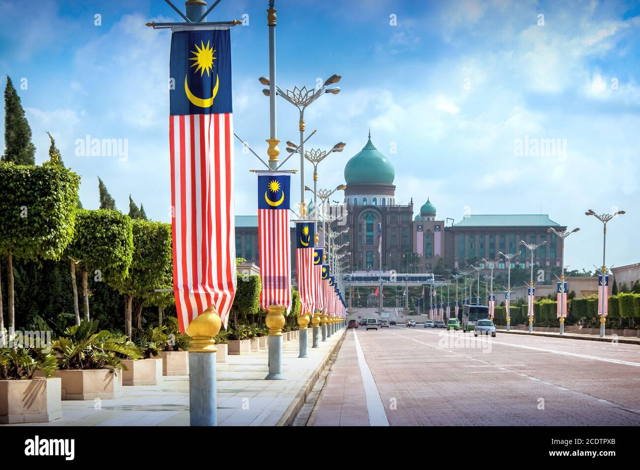 Blick auf das Büro des Premierministers von der Seri Gemilang Brücke in der geplanten Stadt Putrajaya Stockfoto