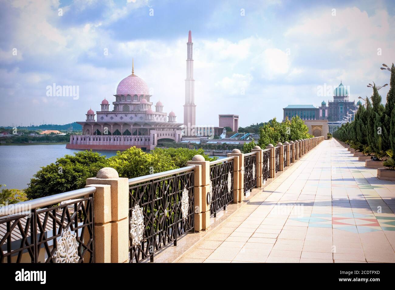 Gehweg zur Großen Putra Moschee und dem Premierminister Büro über die Seri Gemilang Brücke Stockfoto
