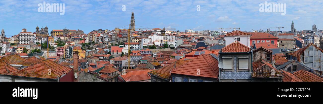 Rote Ziegeldächer des alten historischen Viertels der Hauptstadt von Portugal - Lissabon Stockfoto