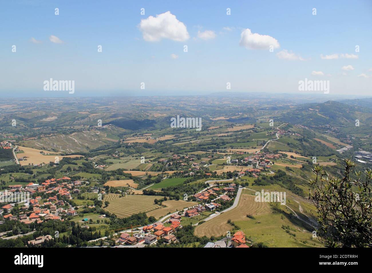 Typische sonnige Sommerlandschaft des ländlichen Norditaliens aus der Höhe des Vogelfluges. Stockfoto