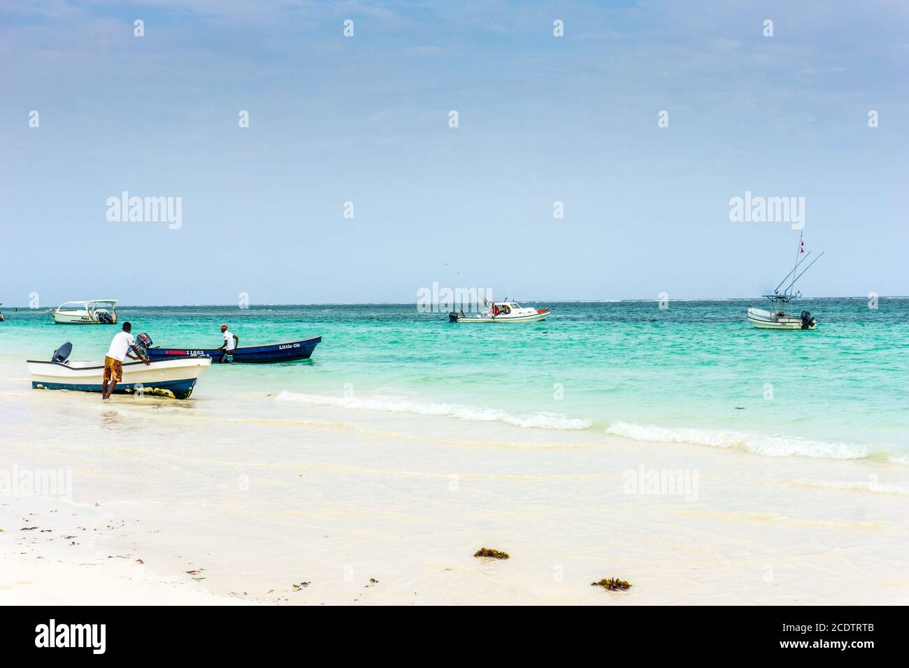 Boote am Strand von Mombasa Stockfoto