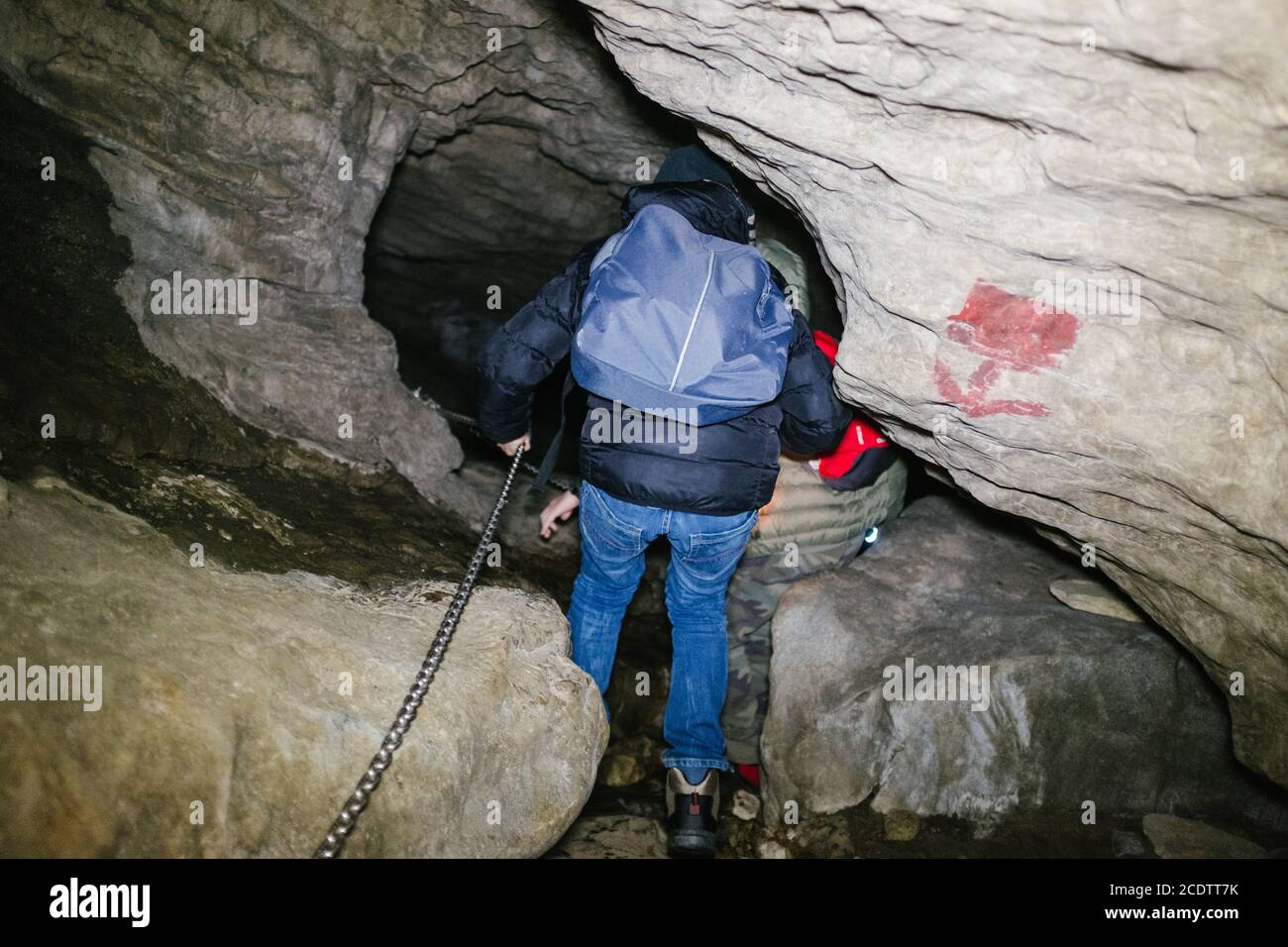 Kinder erkunden unterirdische Höhlen, einen unterirdischen Karstkomplex von Cunardo, Lombardei, Italien Stockfoto