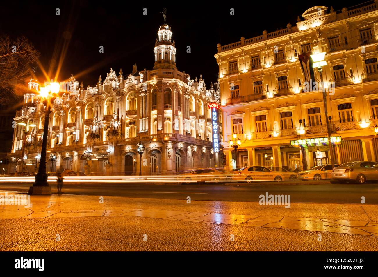 Nachtansicht des Gran Teatro de La Habana (Tolles Theater von Havanna) und das berühmte Hotel Inglaterra Stockfoto