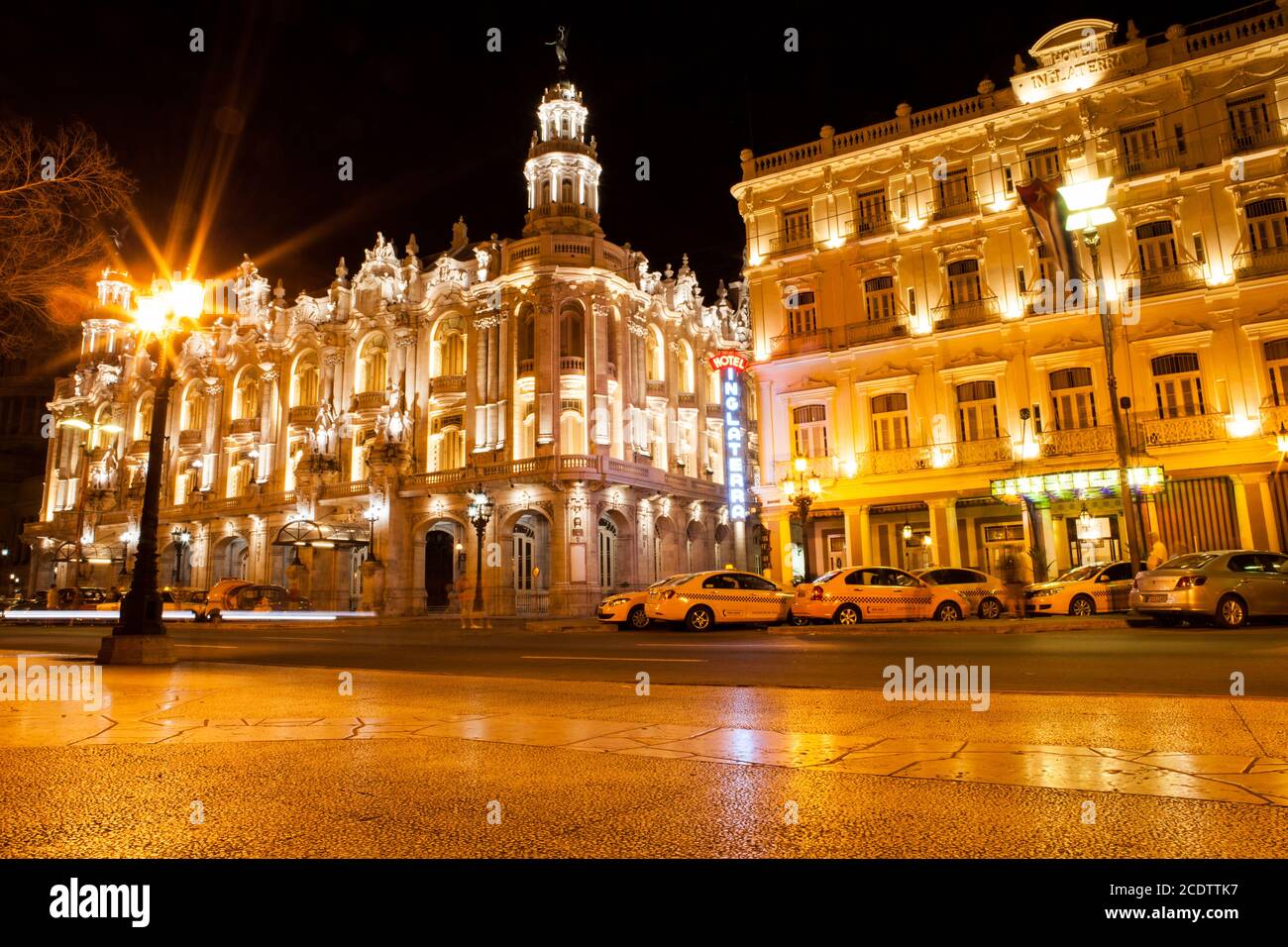 Nachtansicht des Gran Teatro de La Habana (Tolles Theater von Havanna) und das berühmte Hotel Inglaterra Stockfoto
