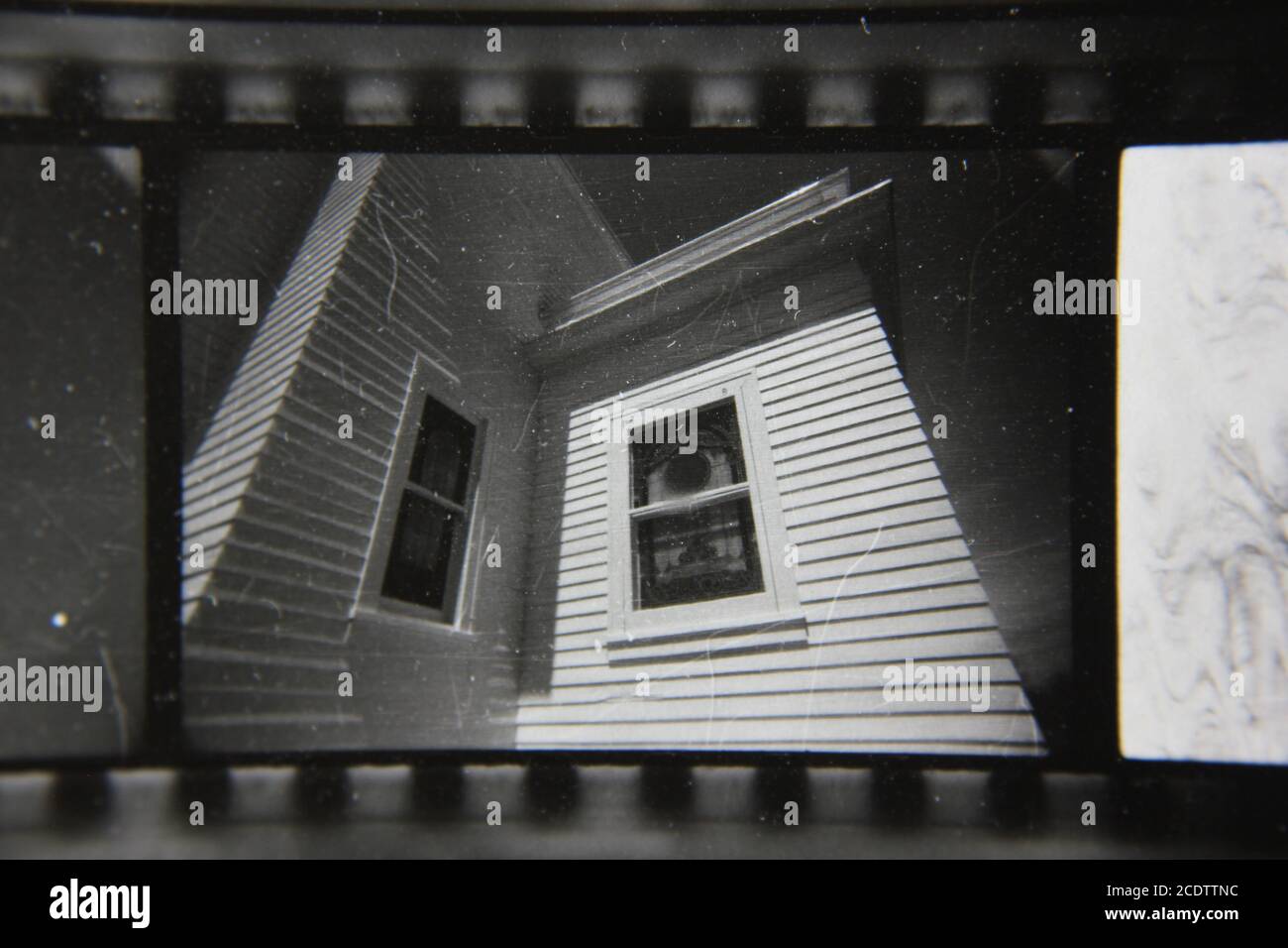 Schöne Schwarz-Weiß-Fotografie eines weißen Holzgebäudes aus den 1970er Jahren. Stockfoto