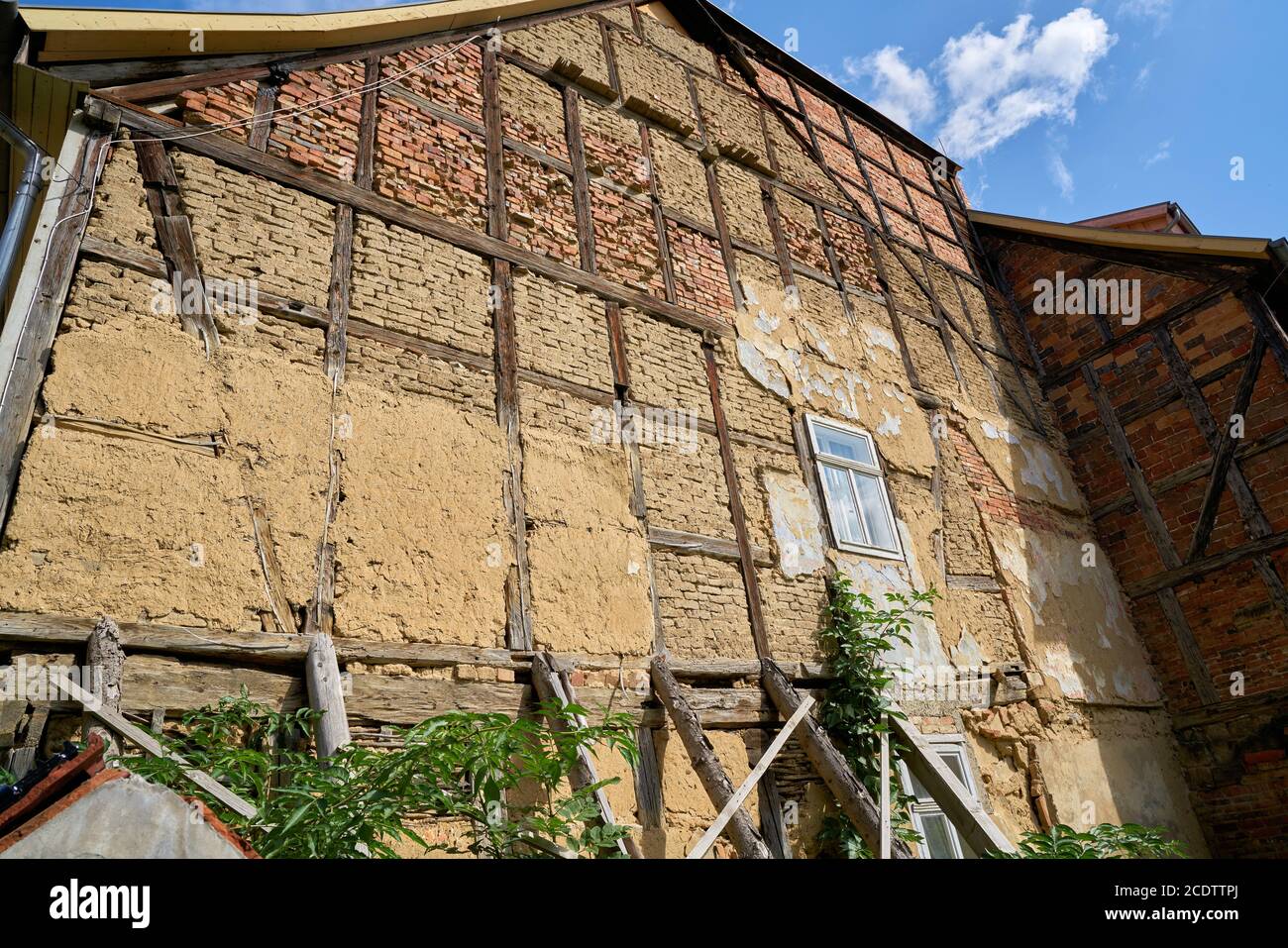 Verfallene Fassade eines alten Fachwerkhauses in der Altstadt Stadt Quedlinburg Stockfoto