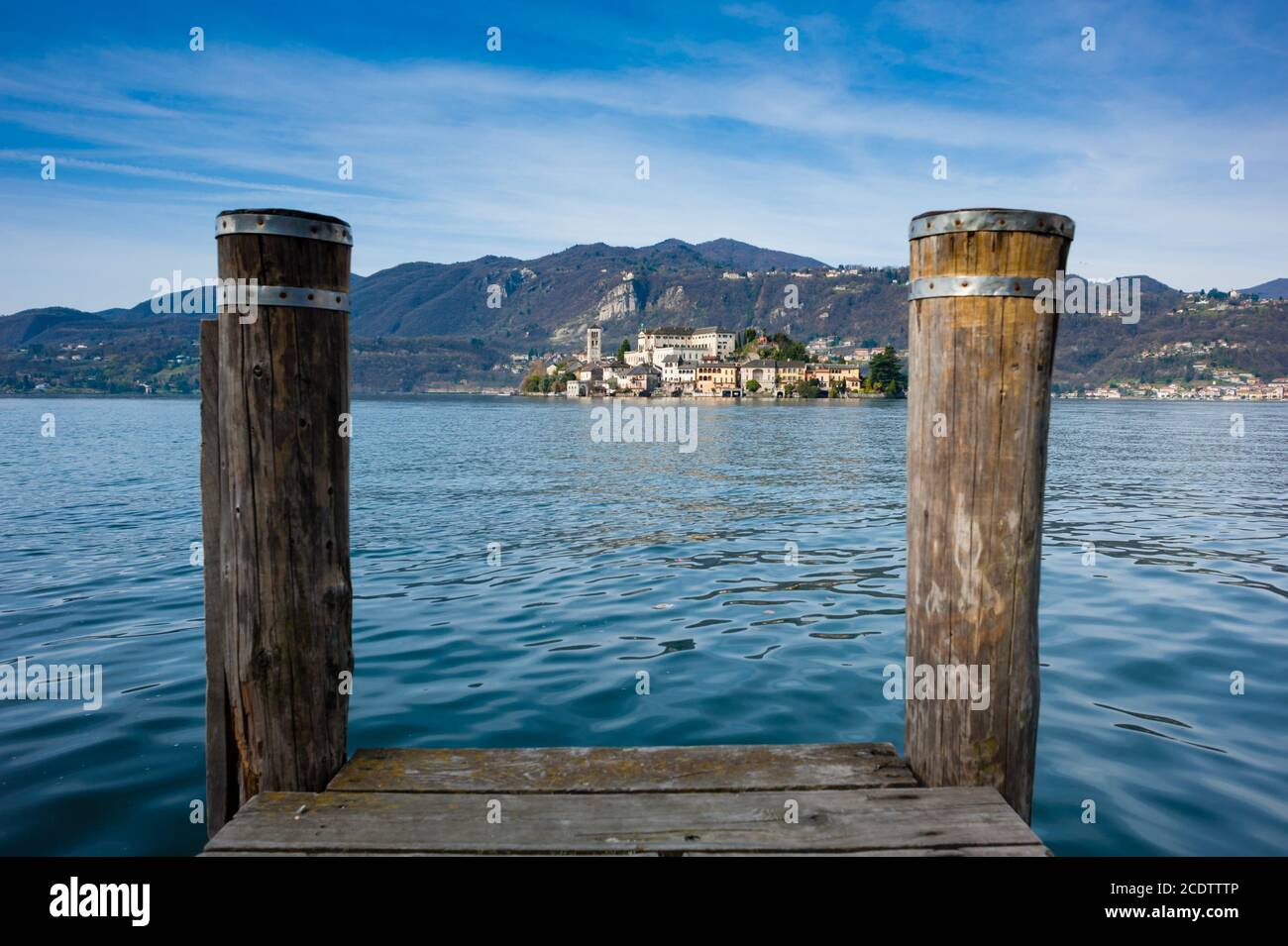 Holzdock am See Orta, gegenüber der Insel San Giulio mit einem Benediktinerkloster Stockfoto