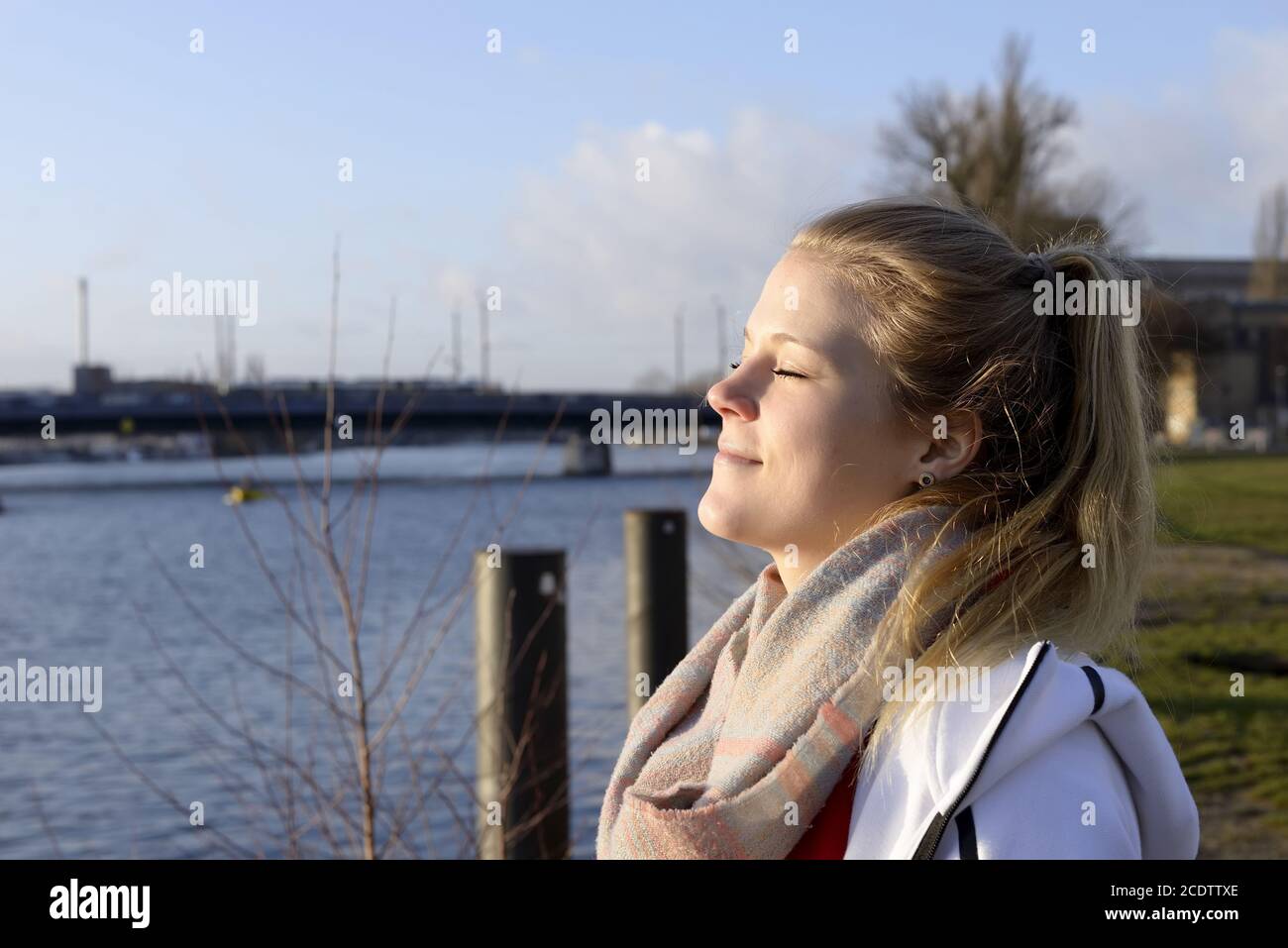 Junge Frau in der Frühlingssonne Stockfoto