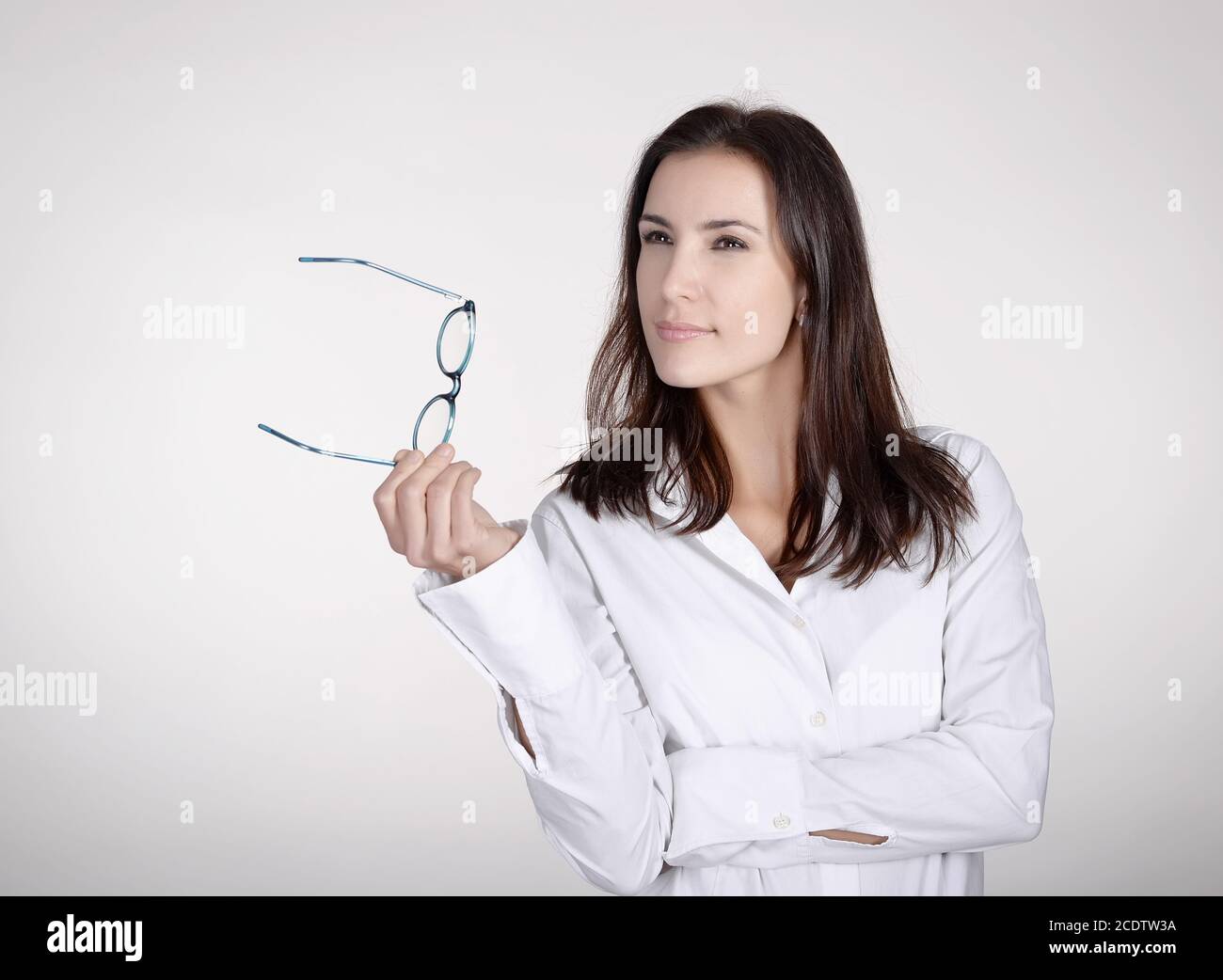 Nachdenkliche junge Geschäftsfrau mit Brille Stockfoto