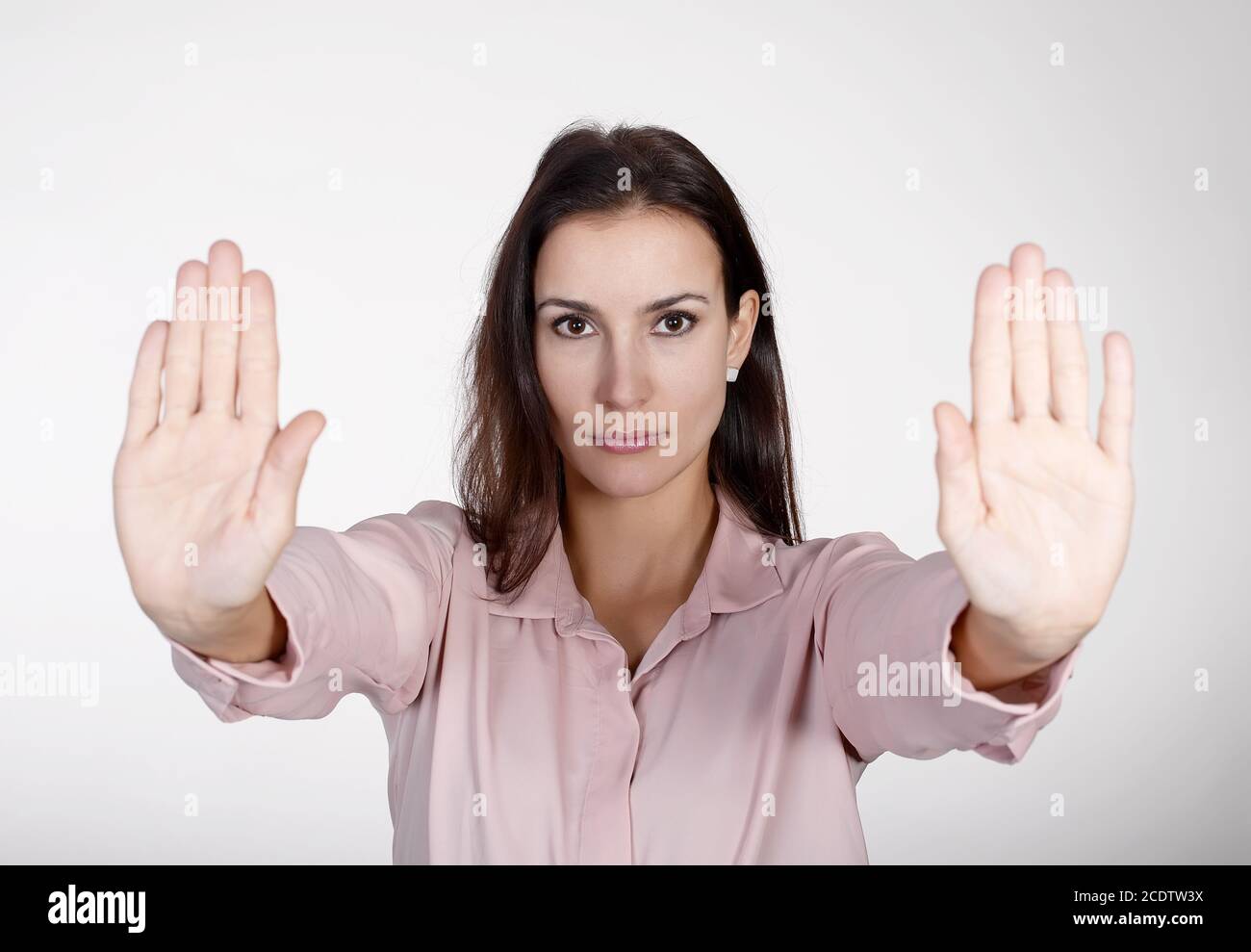 Frau zeigt Stop mit zwei Händen Stockfoto