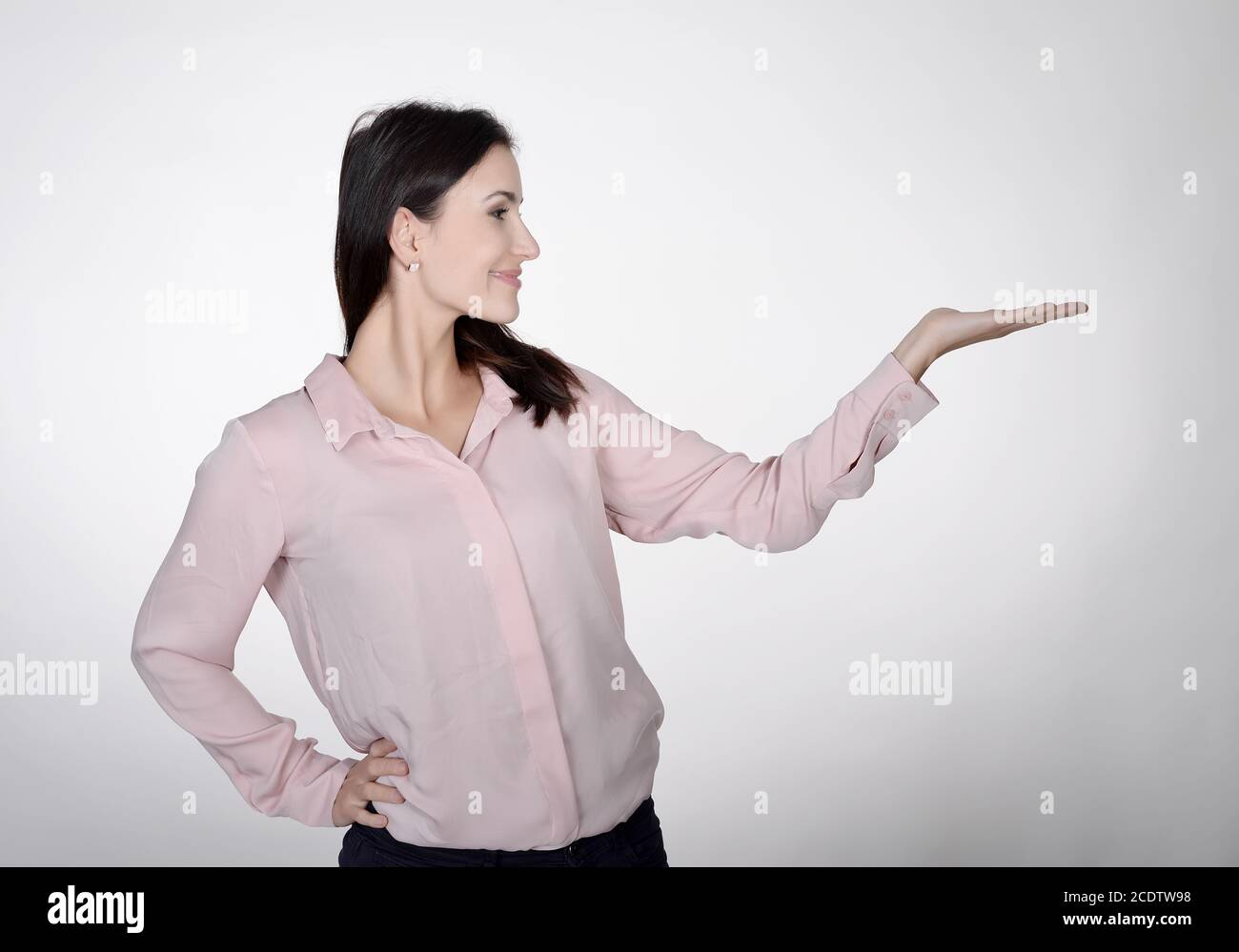 Geschäftsfrau präsentiert mit einer Hand Stockfoto