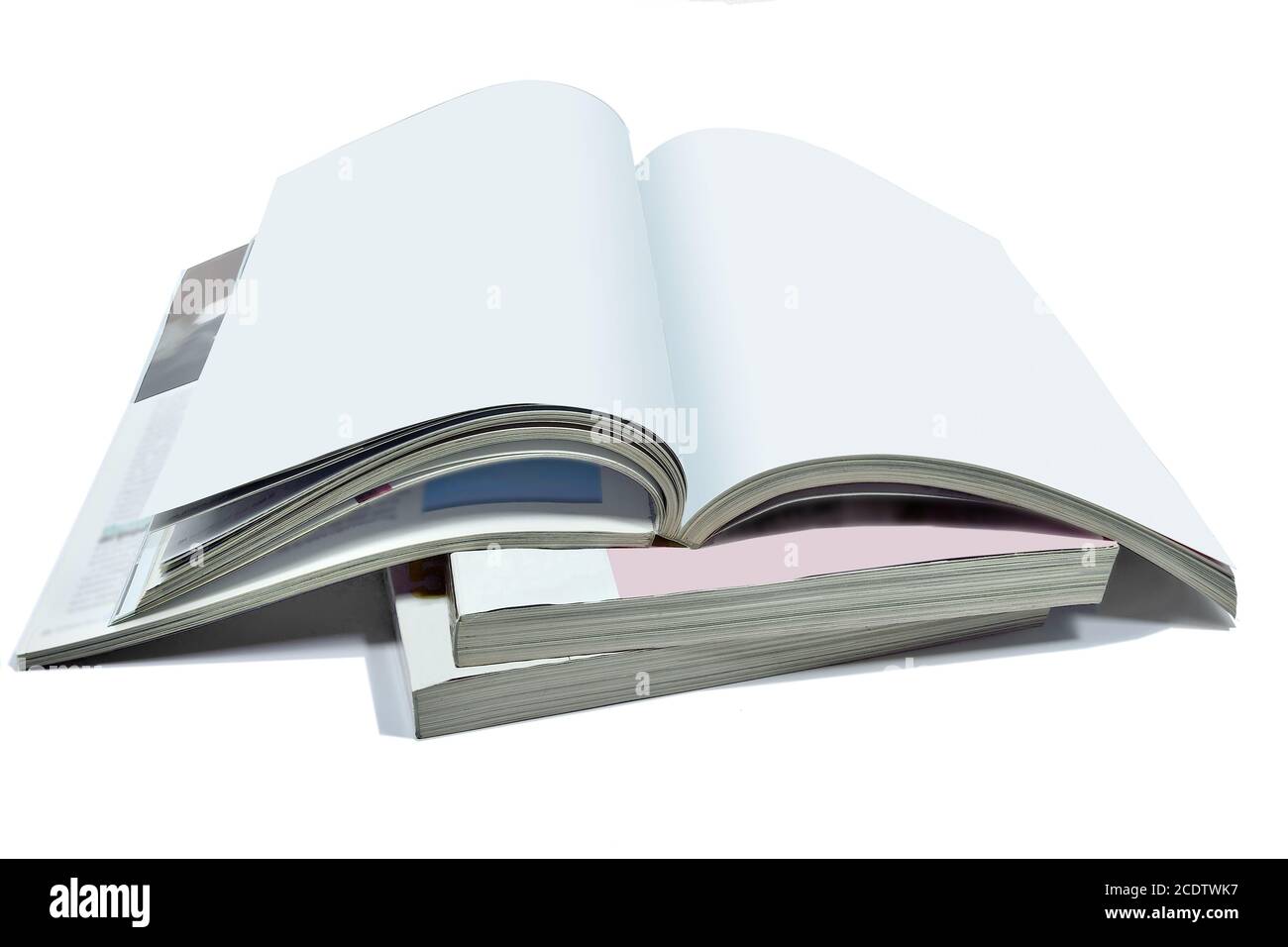Geöffnete leere Seiten von Magazin oder Buch, Katalog isoliert auf weiß Stockfoto