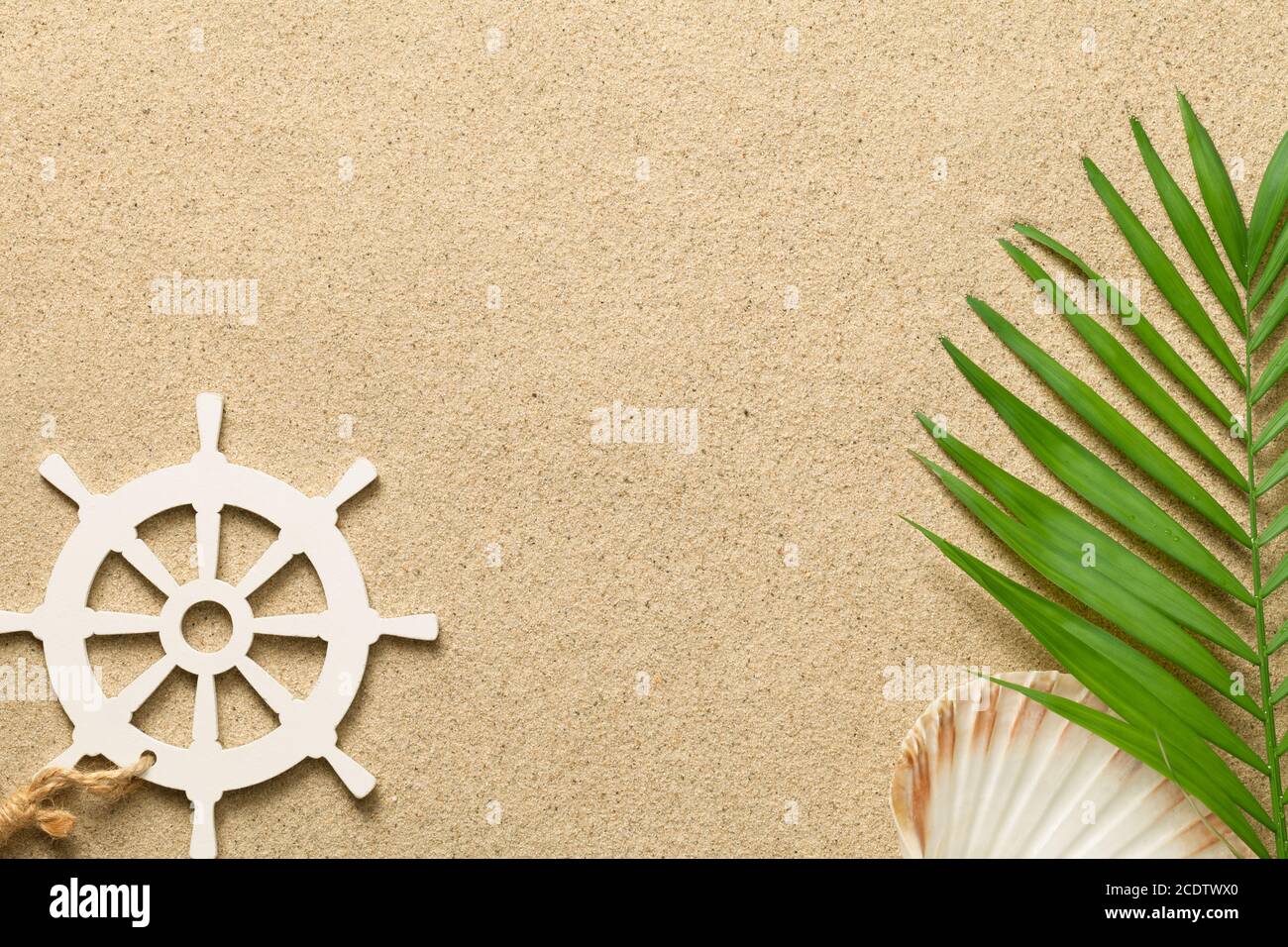 Sommerhintergrund mit grünem Palmenblatt, dekorativem Schiff Lenkrad und Shell Stockfoto Sommerhintergrund mit grünem Palmenblatt, dekorativem Schiff Lenkrad und Shell Stockfoto
