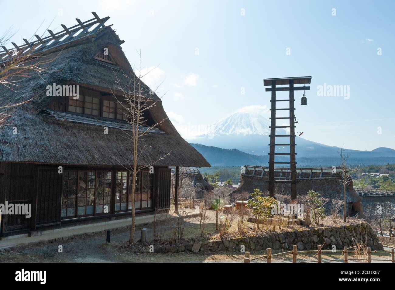 Reetdachhaus mit Glocke daneben im alten japanischen Dorf Saiko Iyashino-Sato Nenba (Heildorf). Stockfoto