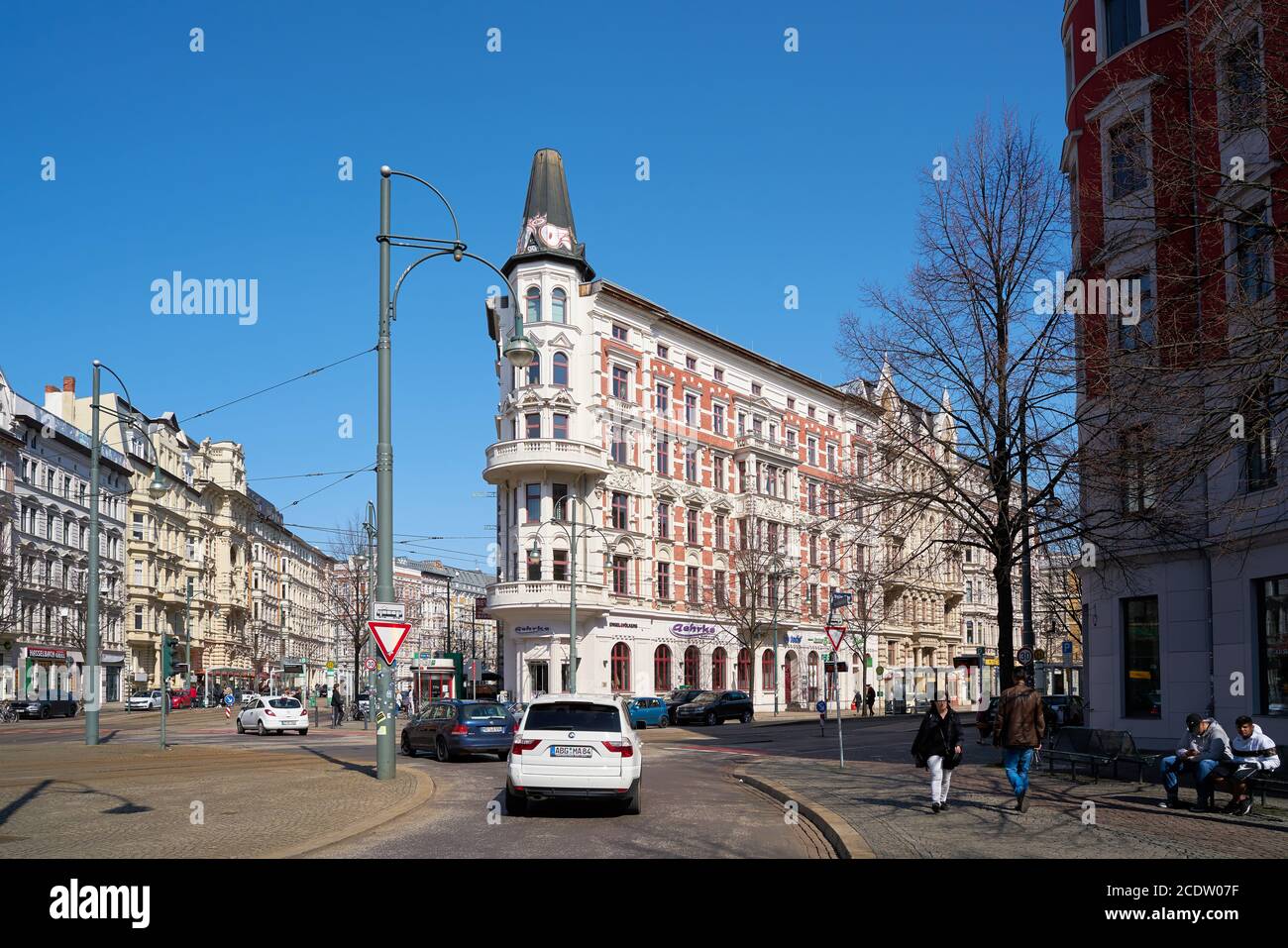 Straßenverkehr und historische Gebäude am Hasselbachplatz im Zentrum Der Stadt Magdeburg Stockfoto