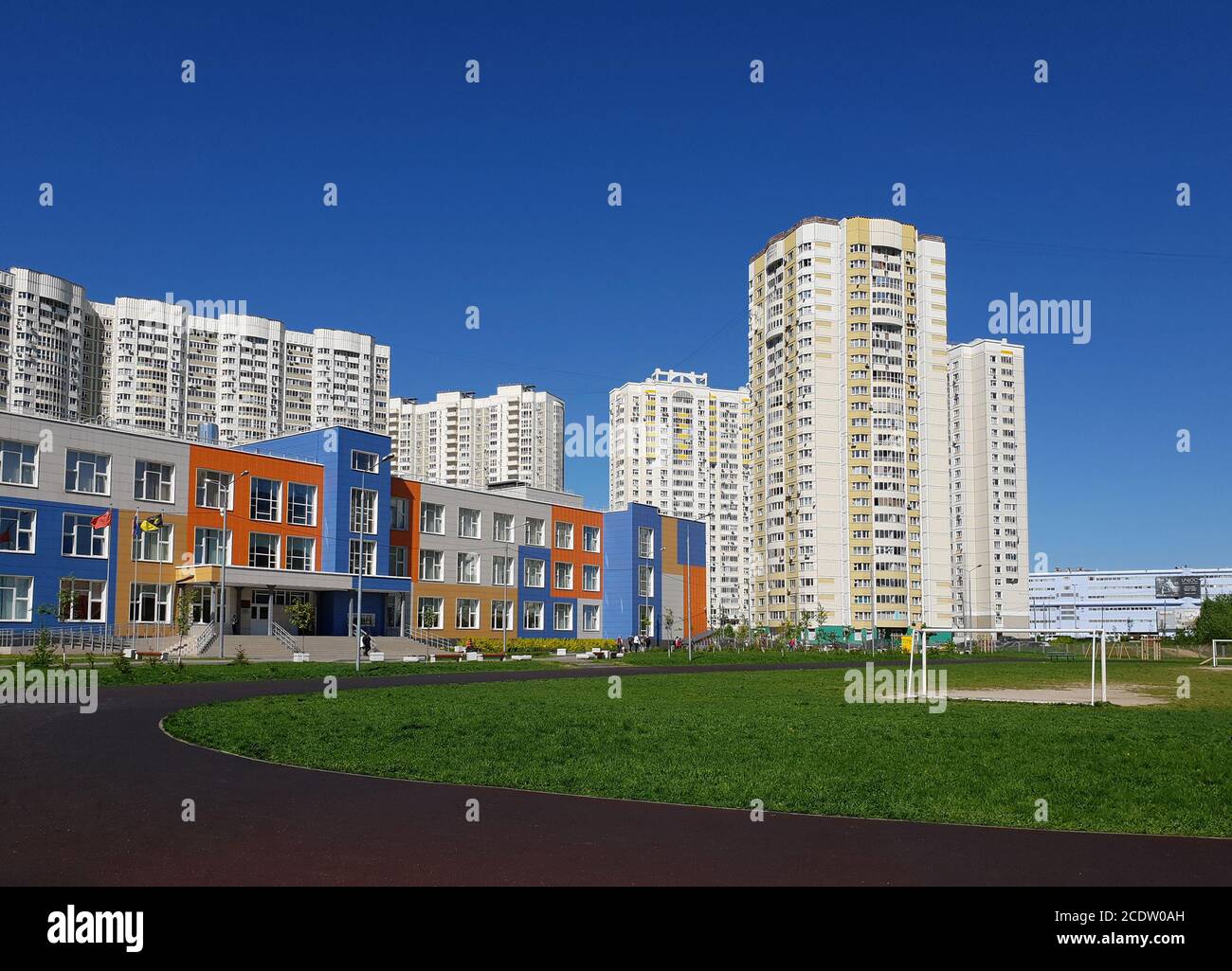 Chimki, Russland - Stadtbild mit der mittleren Schule der allgemeinen Bildung Stockfoto