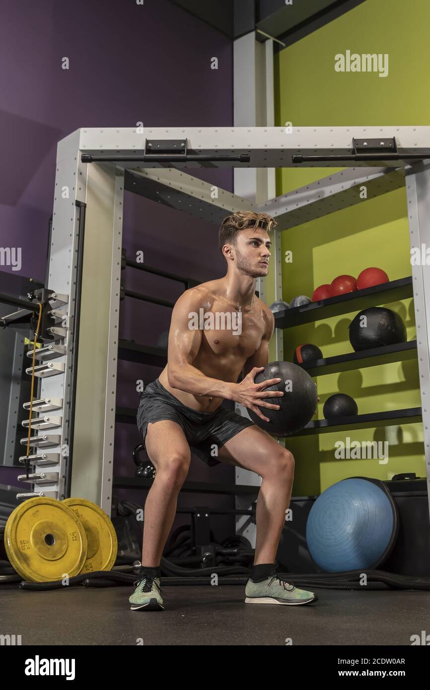Männlicher Athlet, der in EINEM örtlichen Fitnessstudio trainieren kann Stockfoto