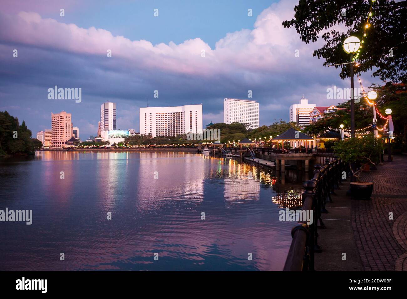 Kuching Waterfront am Sarawak River bei der Blue Hour Stockfoto