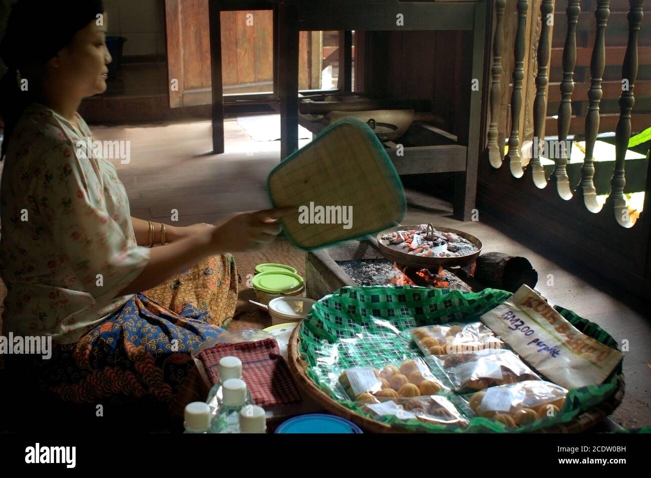 Frau im Museumsdorf Sarawak Kulturdorf fertigt die Traditionelles Gebäck Kuih Bahulu Stockfoto