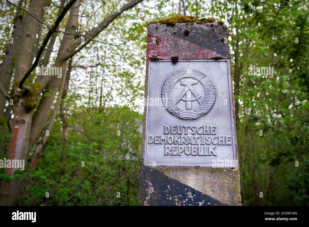 Pfeiler an der ehemaligen innerdeutschen Grenze mit der Inschrift Deutsche Demokratische Republik Stockfoto