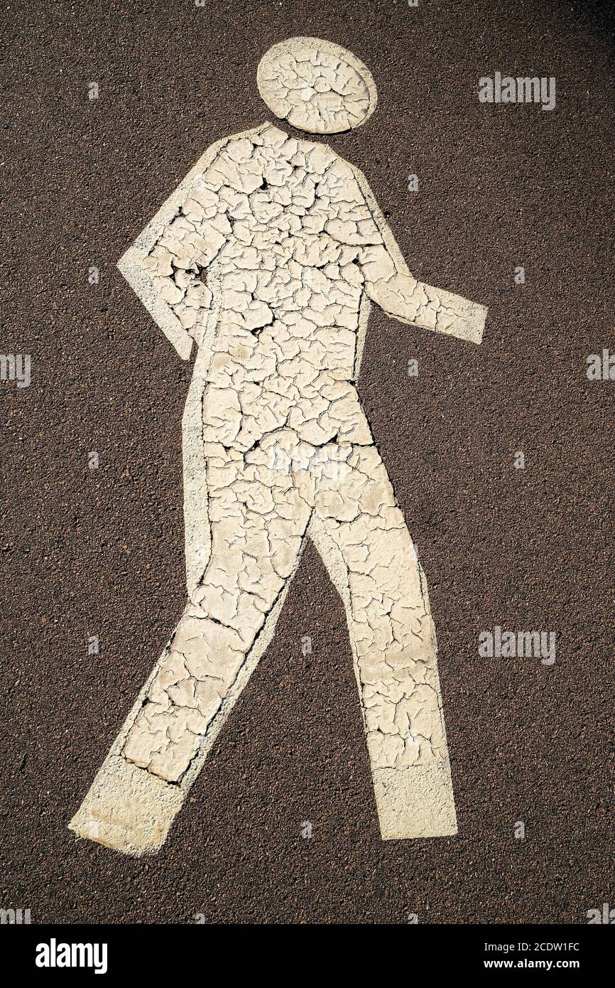Alt gemalt rissig und verwittert Mann Symbol auf der Straße Stockfoto