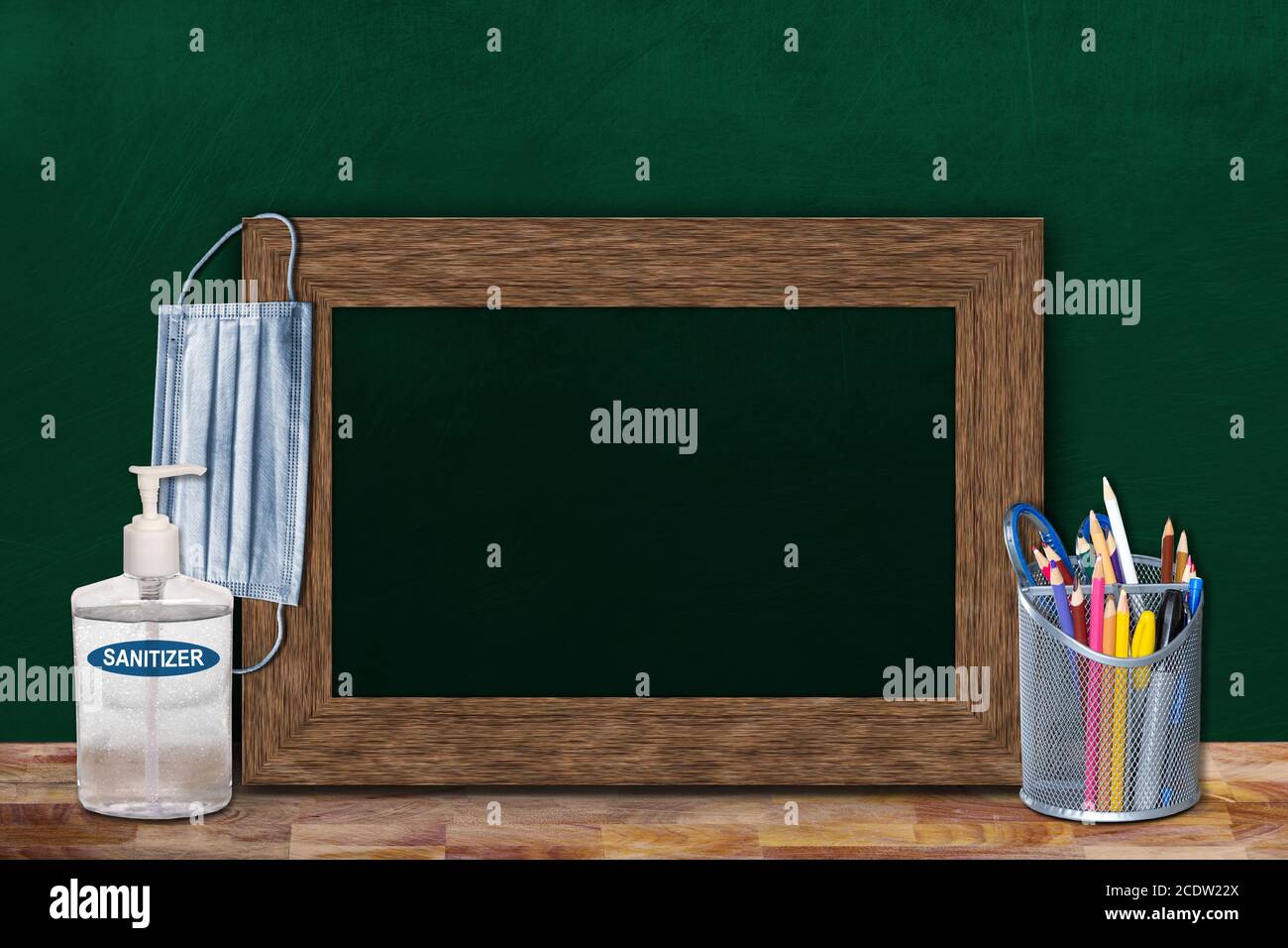 COVID-19 neues Konzept für die normale Schulbildung im Klassenzimmer mit gerahmter Tafel mit Kopierraum und Gesichtsmaske, Händedesinfektionsmittel Stockfoto