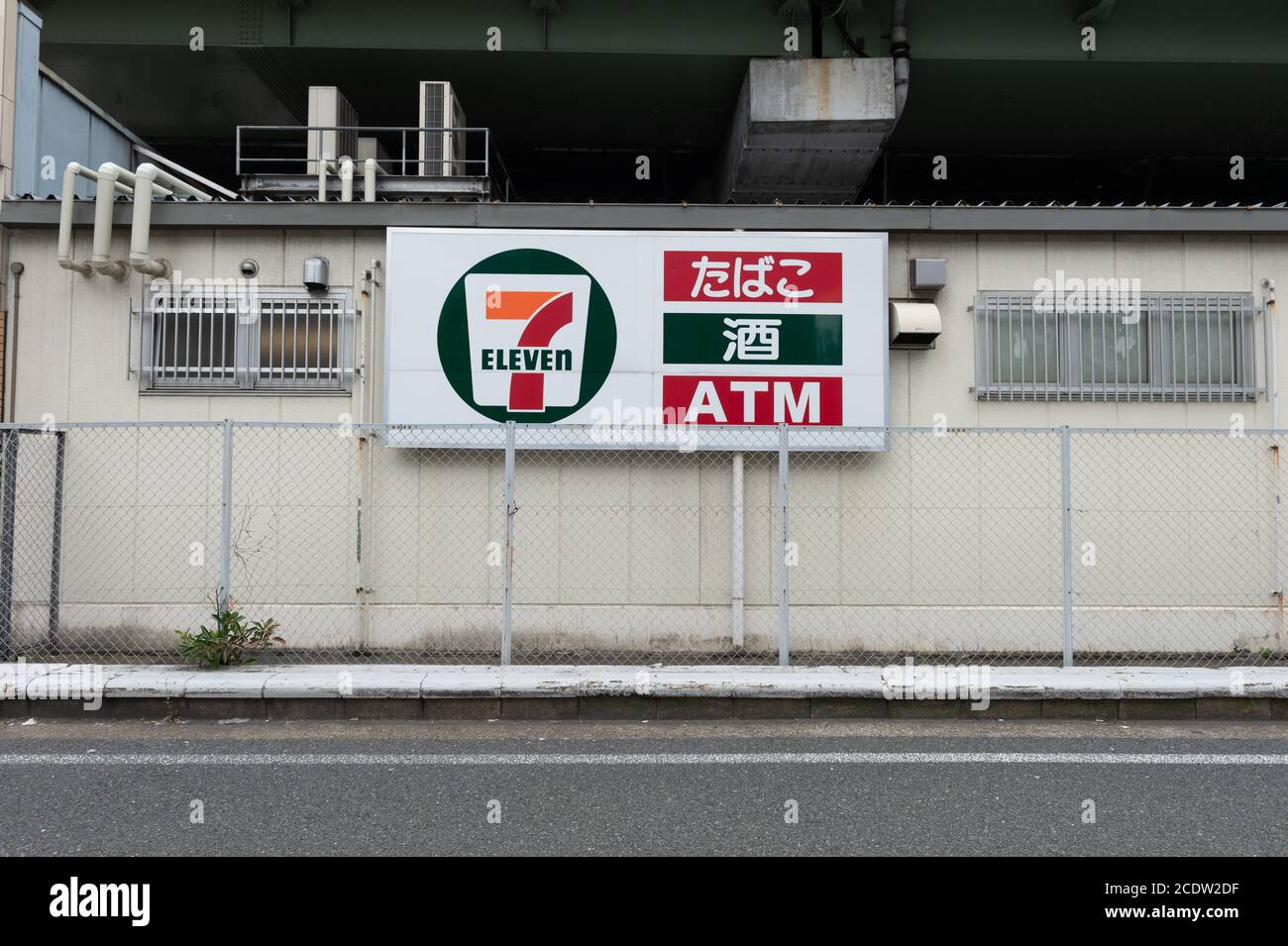 Osaka, JAPAN - CIRCA Juni, 2018:7-Eleven Store in Osaka, Japan. 7-Eleven ist eine internationale Kette von Convenience-Stores. Stockfoto