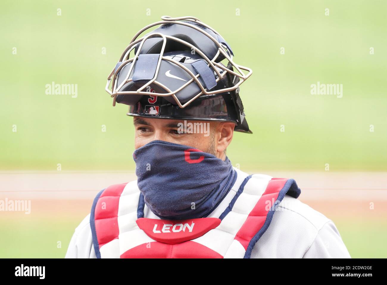 St. Louis, USA. August 2020. Cleveland Indians Catcher Sandy León geht nach dem zehnten Inning gegen die St. Louis Cardinals im Busch Stadium in St. Louis am Samstag, 29. August 2020 vom Feld.Foto von Bill Greenblatt/UPI Stockfoto