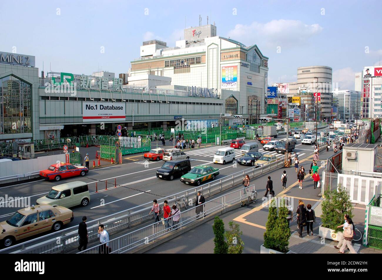 Koshu-Kaido Avenue, Südeingang des Shinjuku Bahnhofs, Tokio, Japan Stockfoto