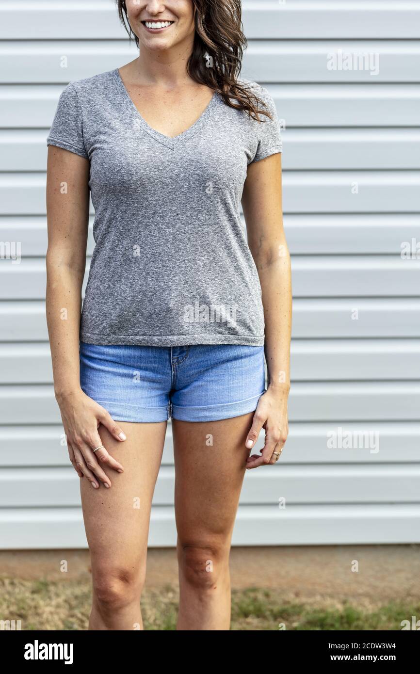 Eine wunderschöne Brünette Modell posiert im Freien mit bequemen Kleidung Stockfoto