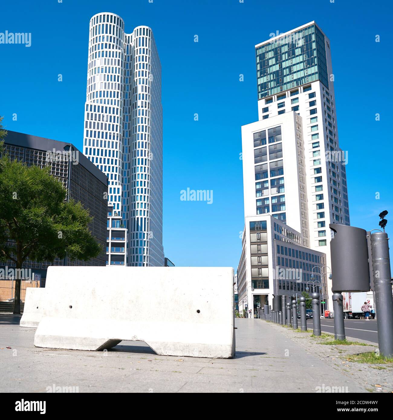 Konkrete Sperre für die Terrorismusbekämpfung auf dem Breitscheidplatz in der Innenstadt von Berlin. Stockfoto