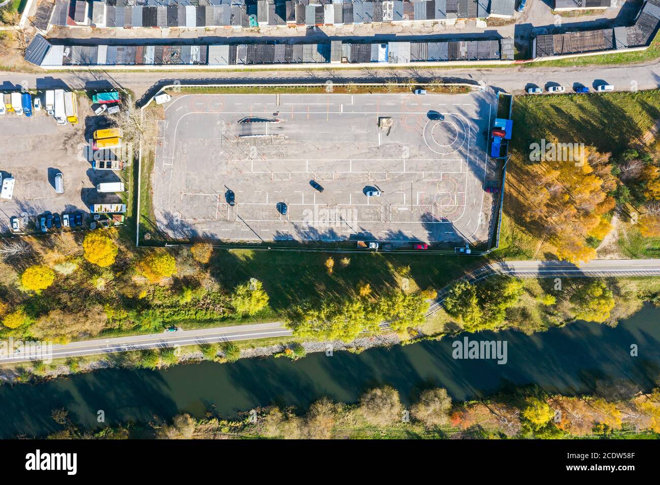 Luftaufnahme von oben nach unten auf Industriegebiet mit Parkplätzen Und Lagerhäusern Stockfoto