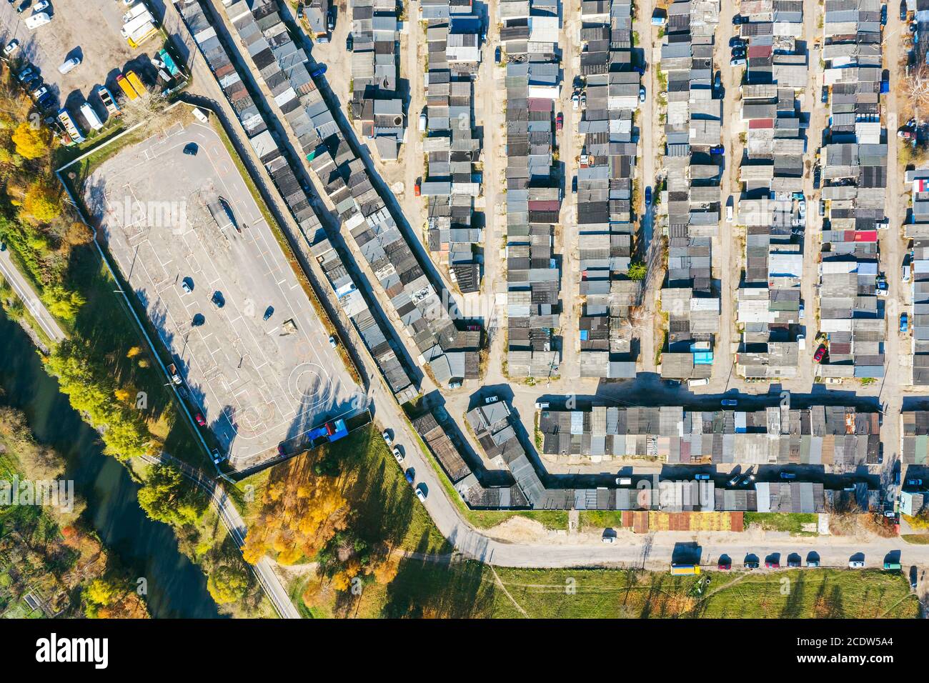 Luftaufnahme von oben nach unten der Industriezone mit Lagerhäusern und Lagerungen Stockfoto