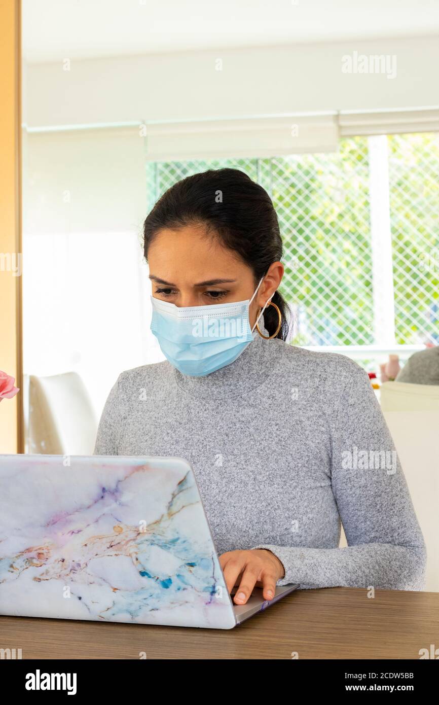 Schöne lateinische Frau, die Home Office für den Corona-Virus Pandemie Stockfoto