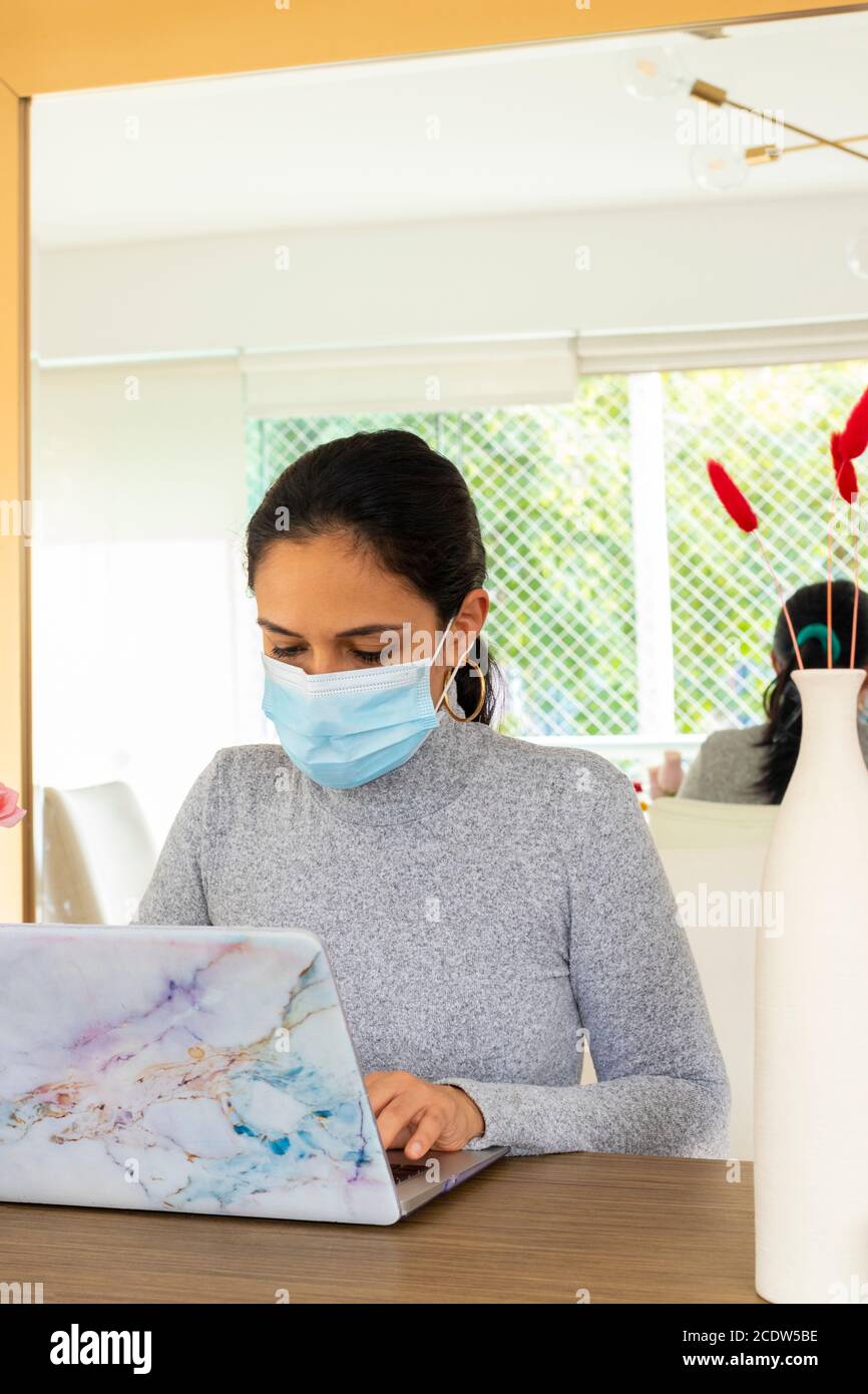 Schöne lateinische Frau, die Home Office für den Corona-Virus Pandemie Stockfoto