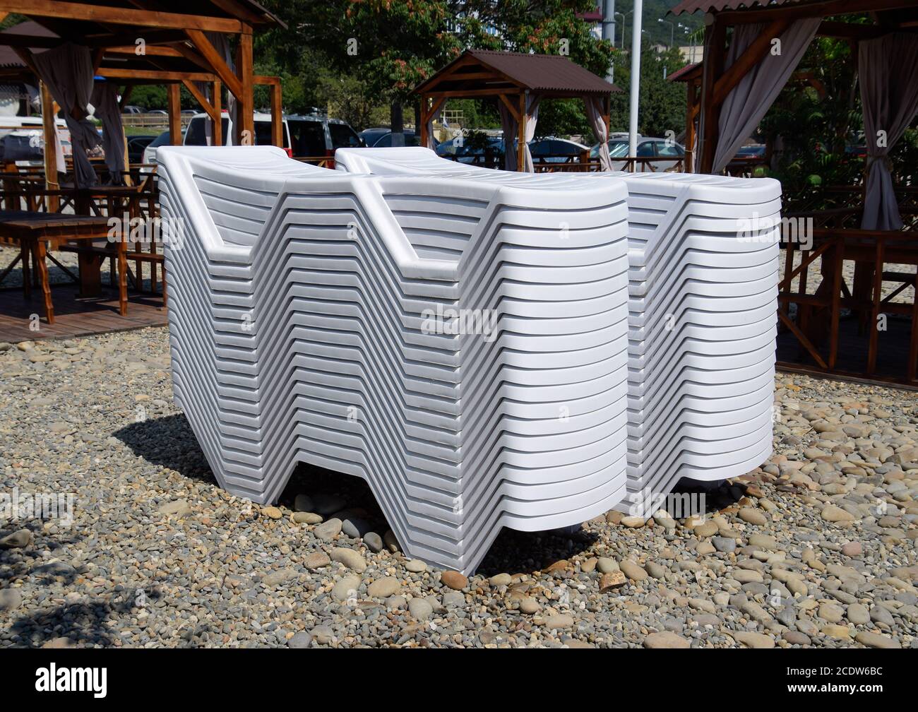 Sonnenliegen in einem Stapel gefaltet. Neue Liegestühle Stockfoto
