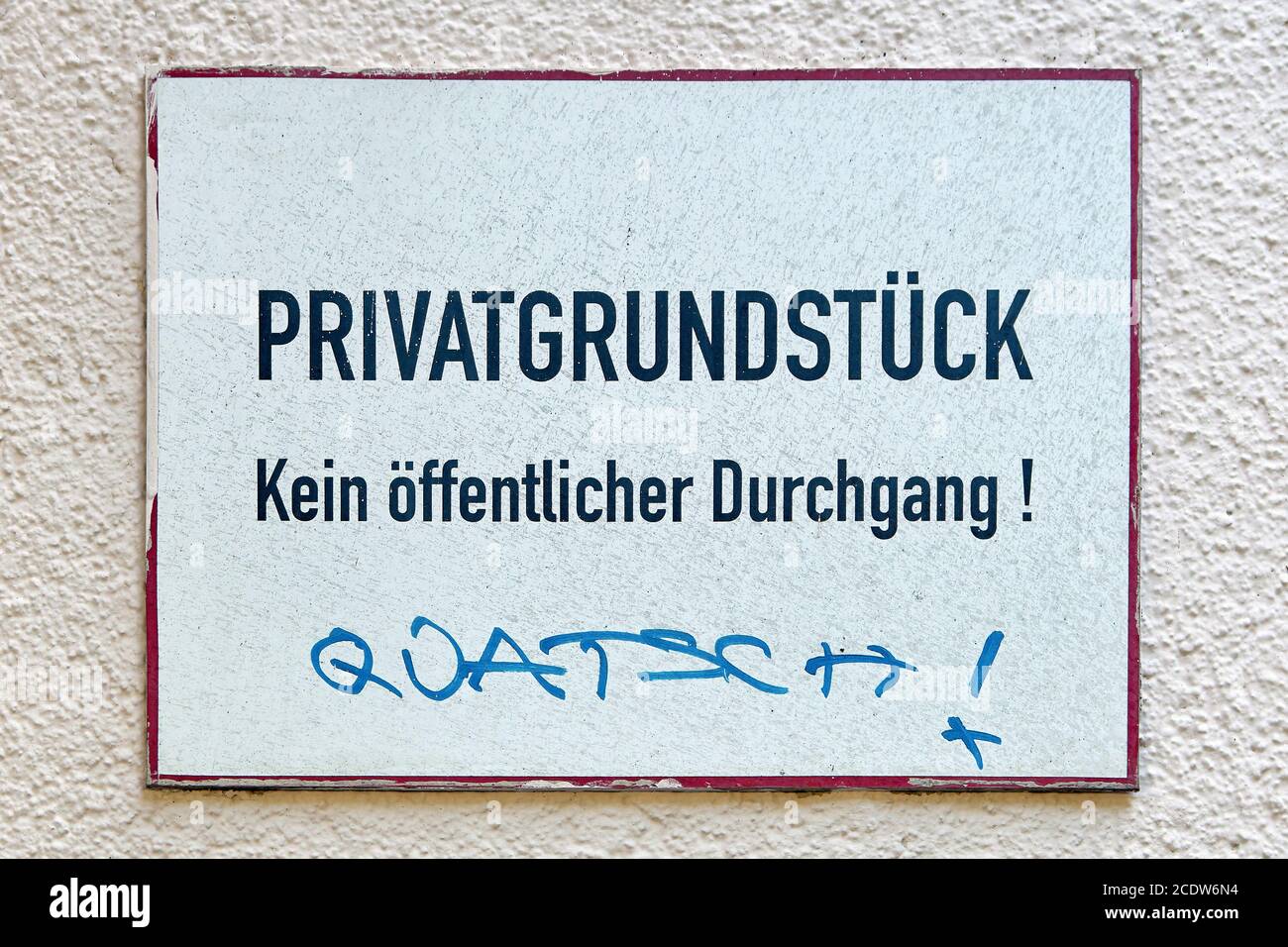 Schild mit der Aufschrift Privates Eigentum, keine öffentliche Passage. Unten ist Unsinn geschrieben Stockfoto