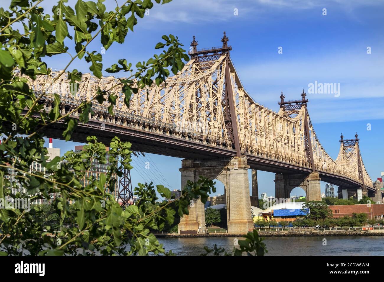 Szenen aus EINER blühenden Metropole an EINEM Summers Day Stockfoto