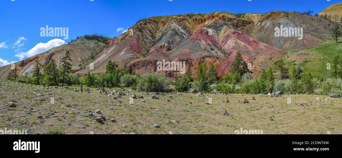 Blick auf unwirklich schöne bunte Lehmklippen im Altai-Gebirge, Russland Stockfoto