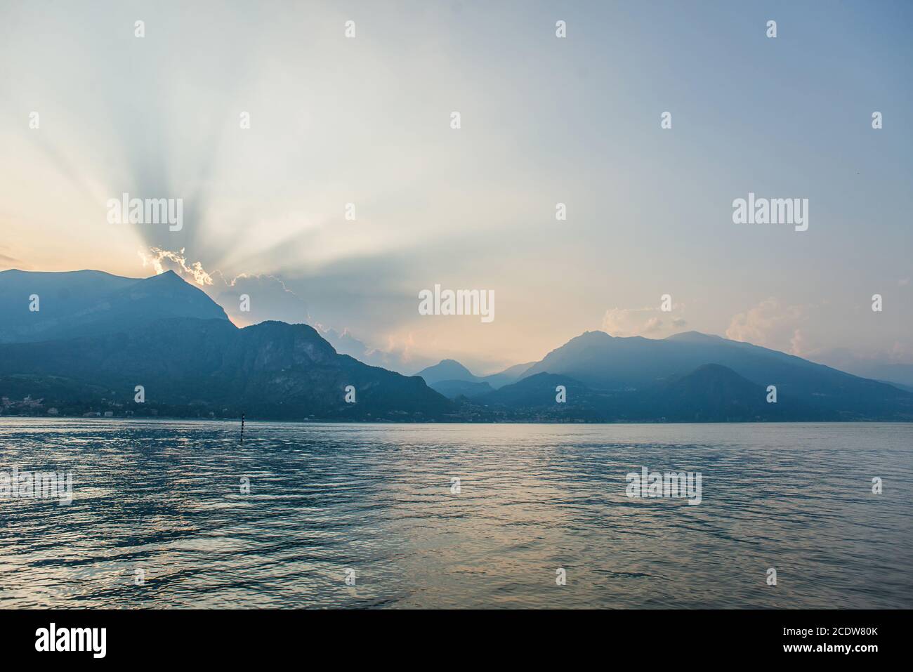 Sonnenuntergang und Dämmerung am Comer See in Italien. Malerische Alpen. Stockfoto