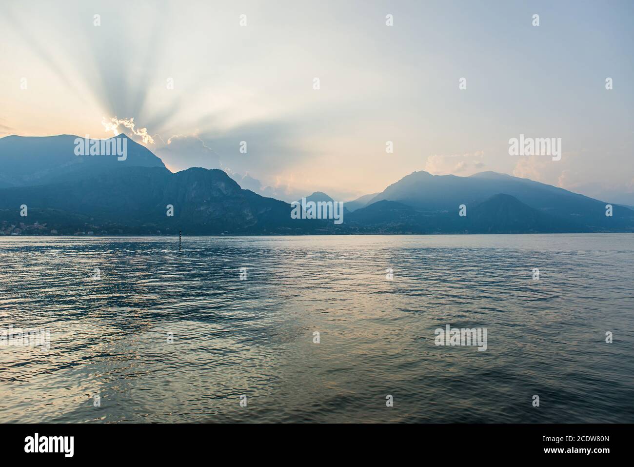 Sonnenuntergang und Dämmerung am Comer See in Italien. Malerische Alpen. Stockfoto