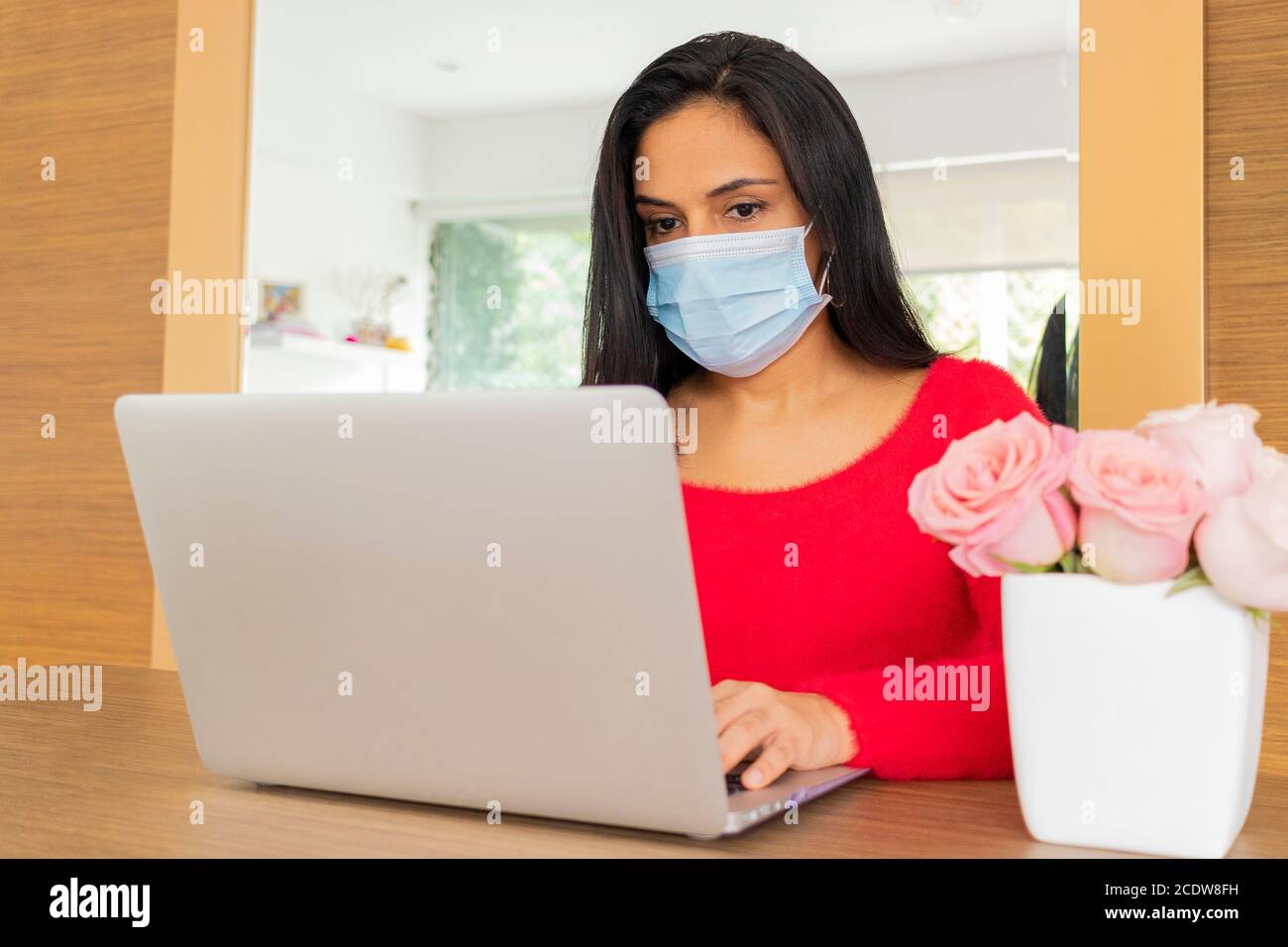 Schöne lateinische Frau Leitung Home Office Stockfoto