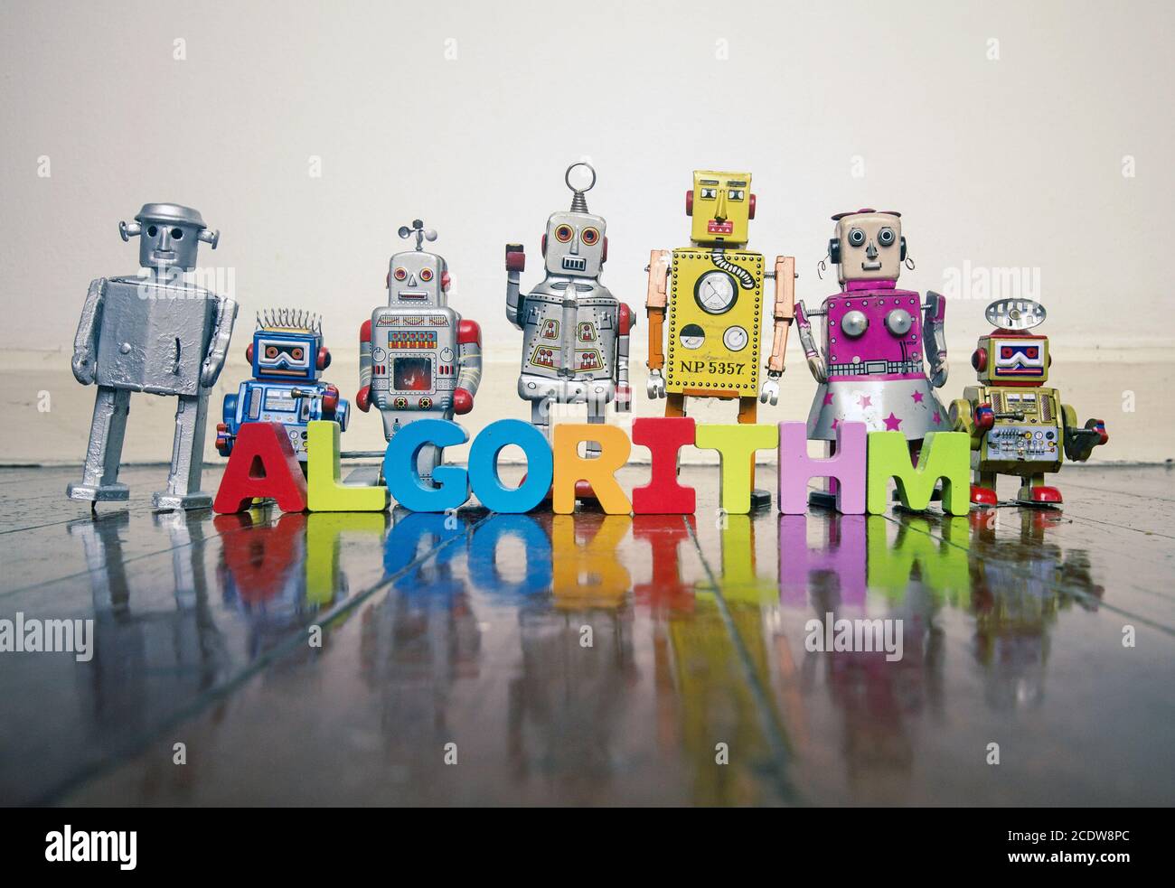 ALGORITHMUS Holzbuchstaben und Retro-Roboter-Spielzeug Stockfoto
