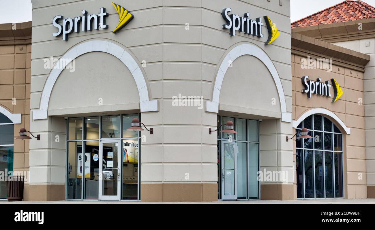 Houston, Texas/USA 03/25/2020: Sprint Store Exterior in Houston, TX. Gegründet 1899 ist es heute im Besitz von T-Mobile. Stockfoto