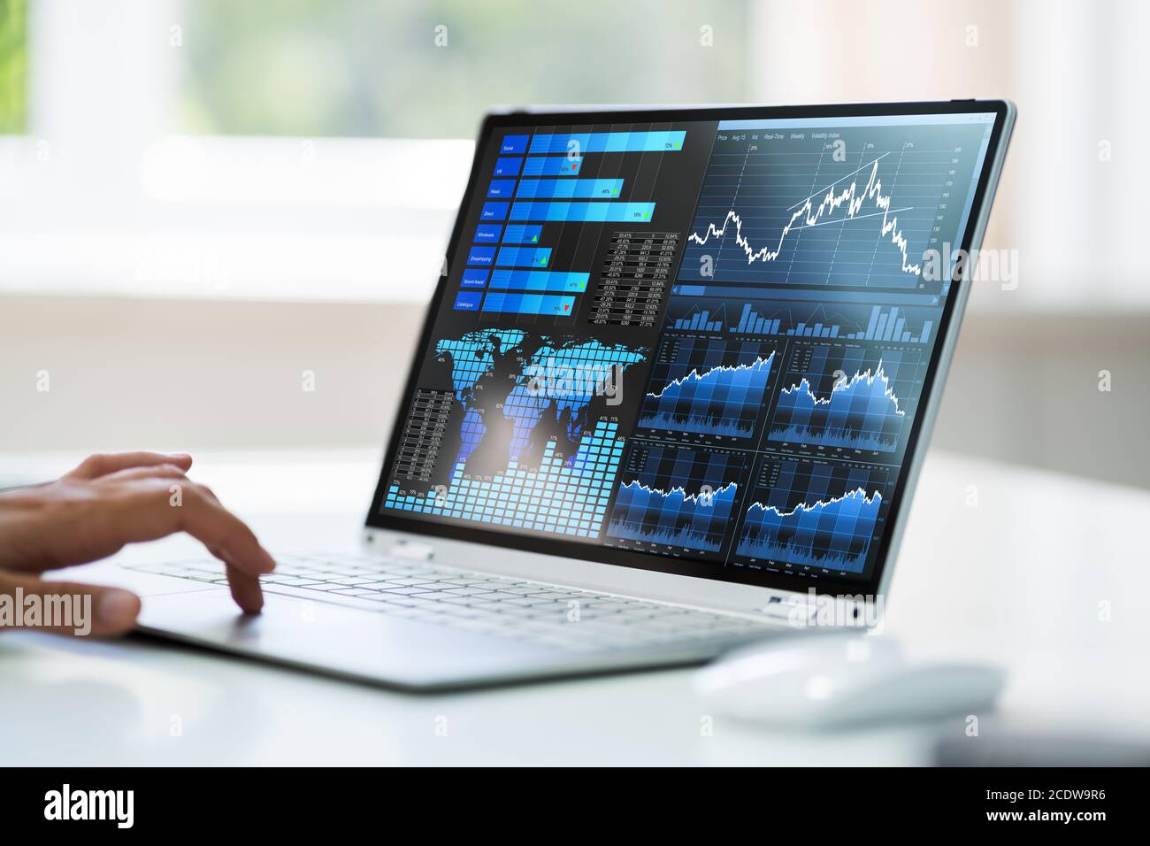 KPI-Analysen und Börsengrafiken auf Laptop Stockfoto