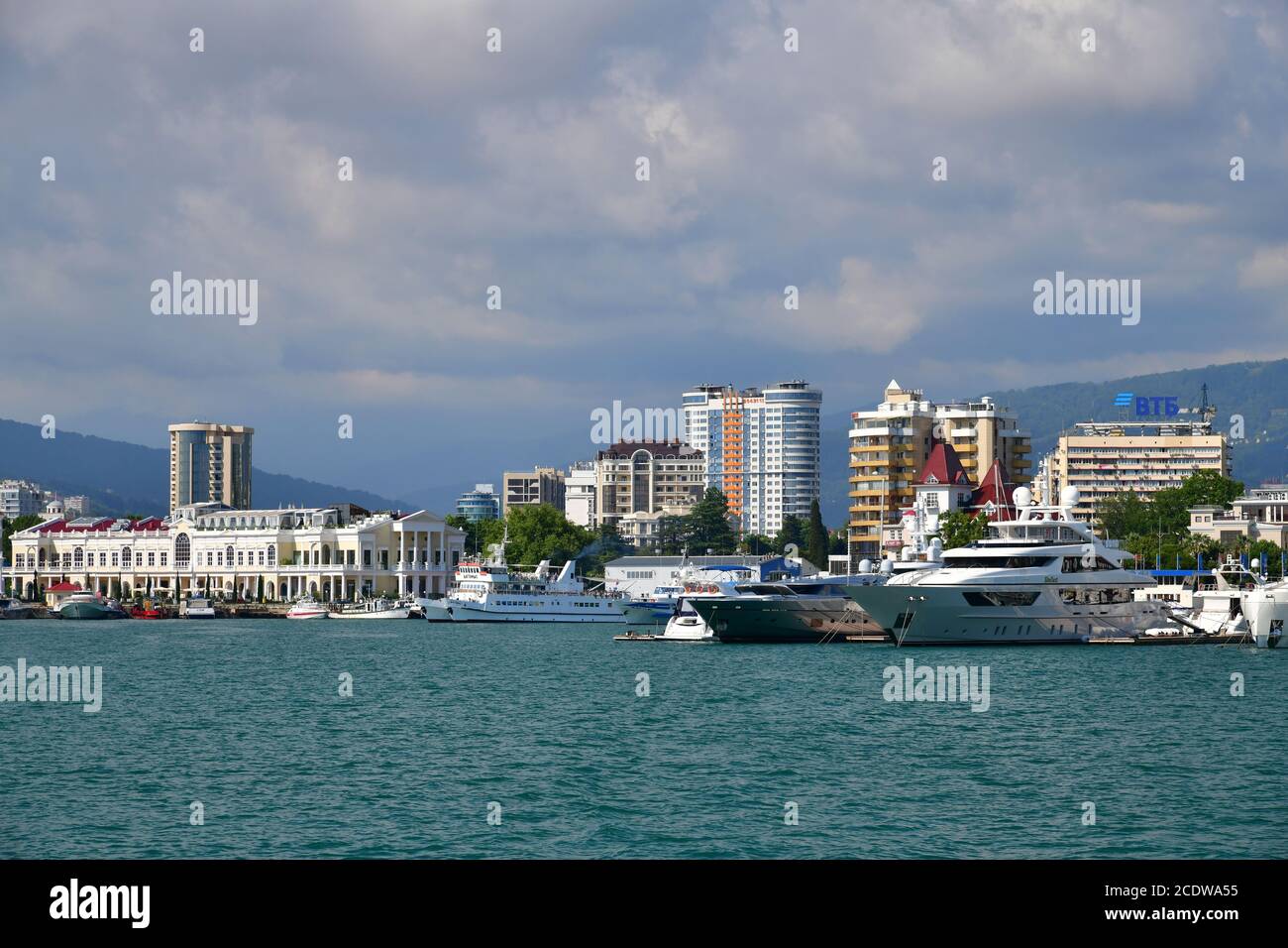 Sotschi, Russland - 2. Juni. 2018. Blick auf die Hafenstadt vom Meer Stockfoto