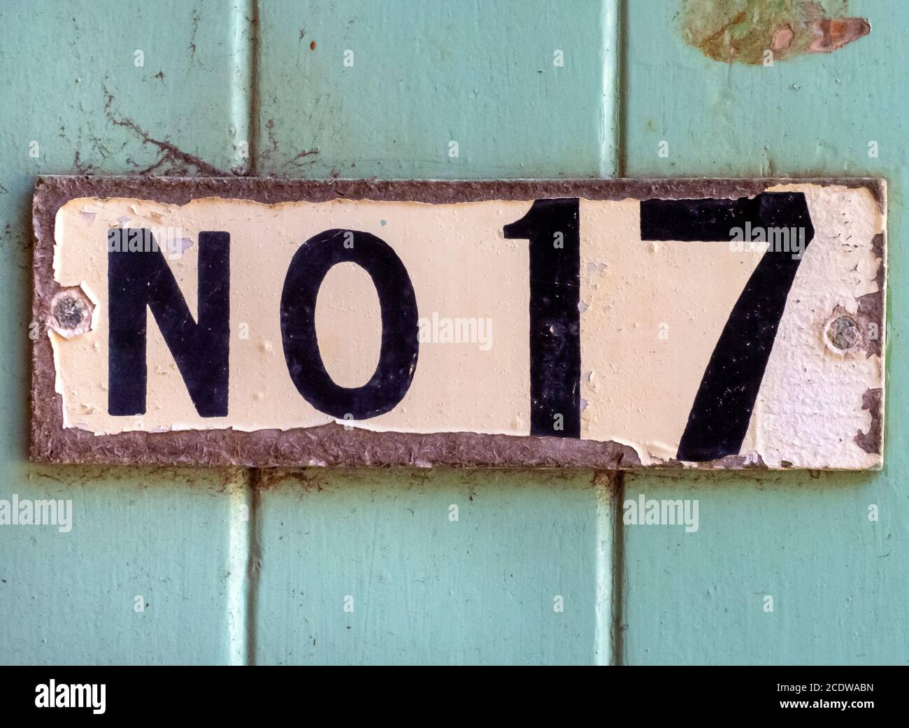 Altes Schild „No 17“ Stockfoto