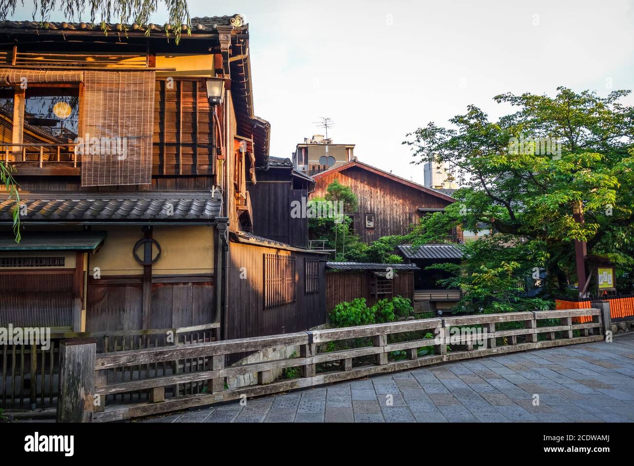 Traditionelle japanische Häuser auf Shirakawa Fluss, Gion Distrikt, Kyoto, Japan Stockfoto