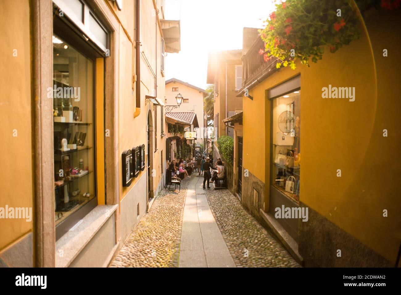 Bellagio. Comer See. Italien - 20. Juli 2019: Erstaunliche alte schmale Straße in Bellagio. Comer See, Italien, Europa. Malerische Pflastersteinstraße mit Resta Stockfoto